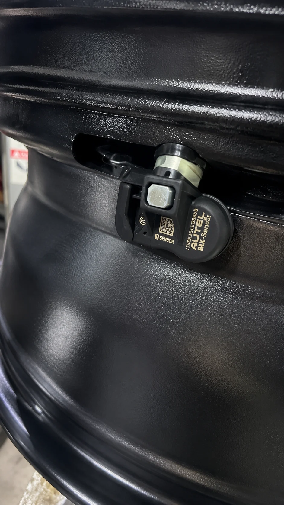 TPMS датчик на диску під час підготовки до фарбування