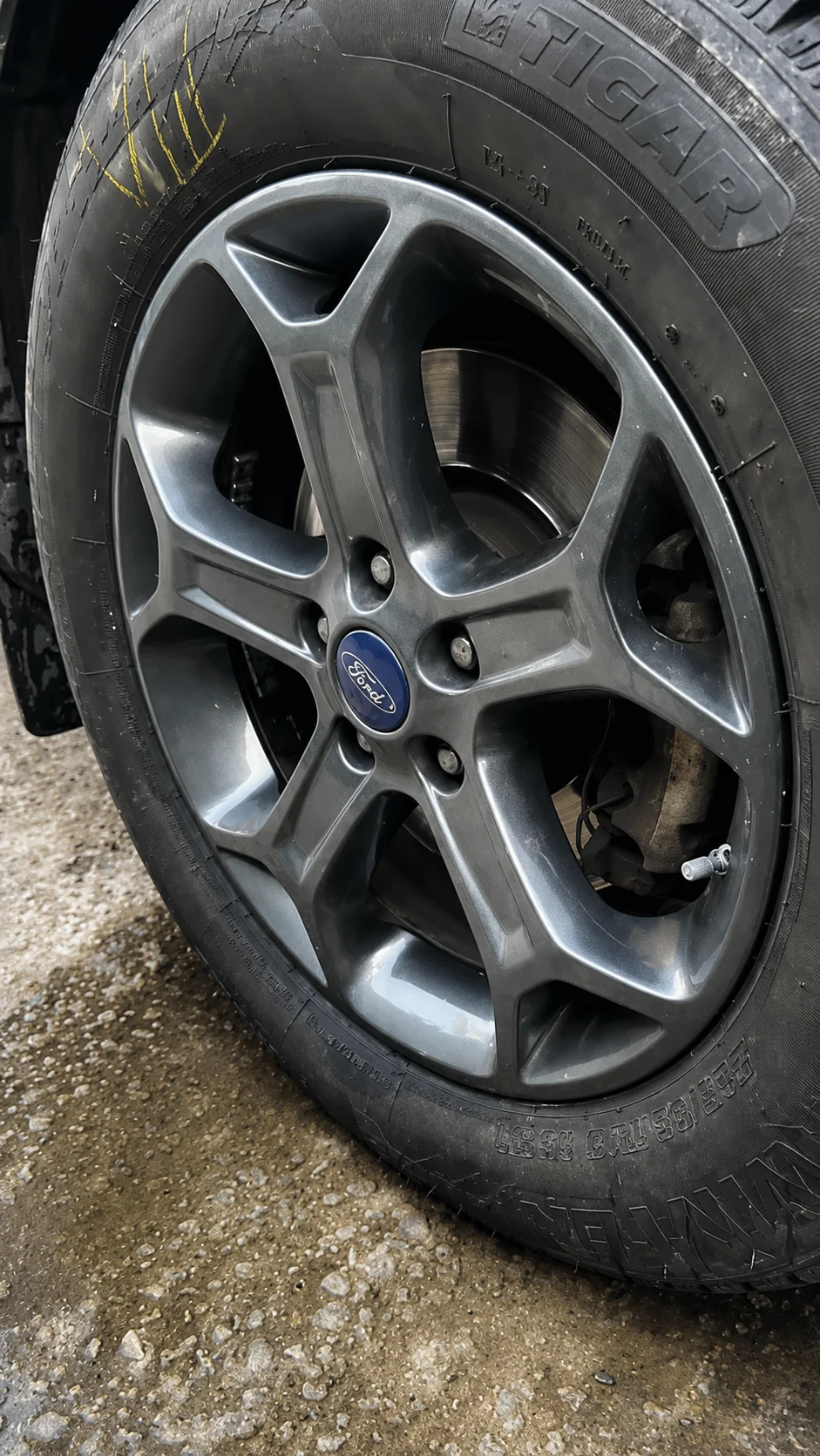 Готове колесо Ford після фарбування диска встановлене на автомобіль